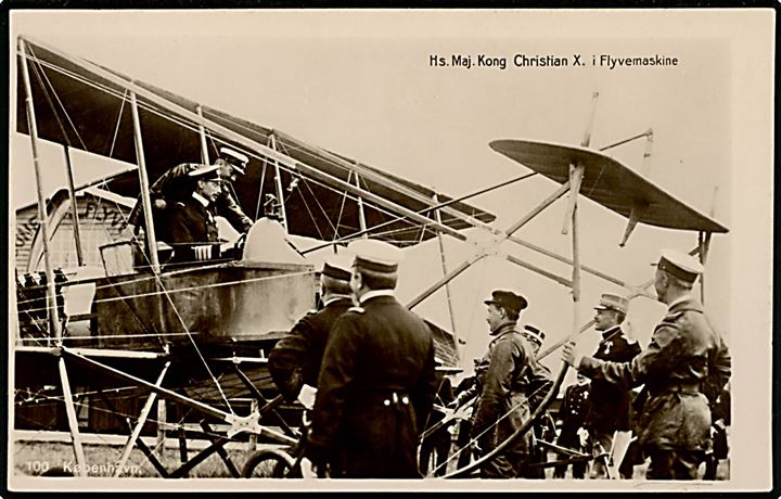 Chr. X ombord i flyvemaskine. A. Vincent no. 100