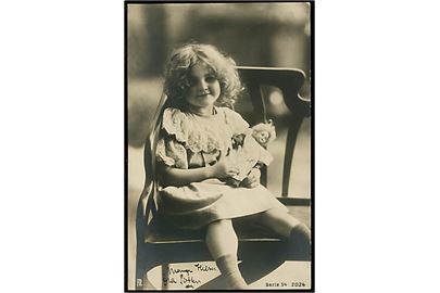 Lille pige med dukke. PRH serie 54 no. 2024. Anvendt lokalt i Svendborg 1903.
