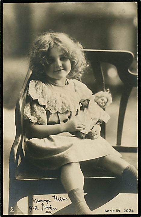 Lille pige med dukke. PRH serie 54 no. 2024. Anvendt lokalt i Svendborg 1903.