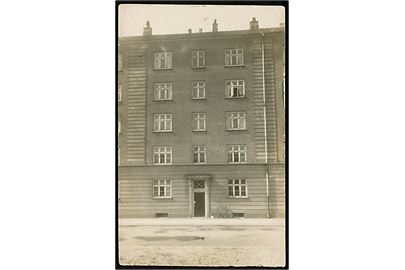 Købh., Krogerupgade 1, facade. Fotokort u/no.