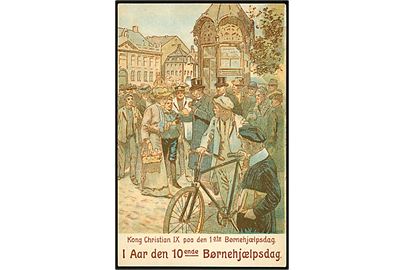 Erik Henningsen: Chr. IX ved aviskiosk på den første Børnehjælpsdag i 1904. 10 års jubilæumskort fra 1914. S. Kruckow u/no.