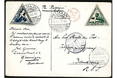 Hollandsk 30 c. og 30 c. hollandsk Ostindien 3-kantet luftpost udg. på filatelistisk per Postjager brevkort annulleret Pelikaan Bandoeng d. 26.12.1933 via Amsterdam d. 30.12.1933 til Bandoeng, Hollandsk Ostindien.