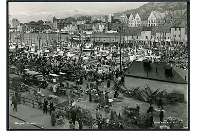 Bergen, Torvet med boder og i baggrunden fiskefartøjer. Mittet & Co. no. S55