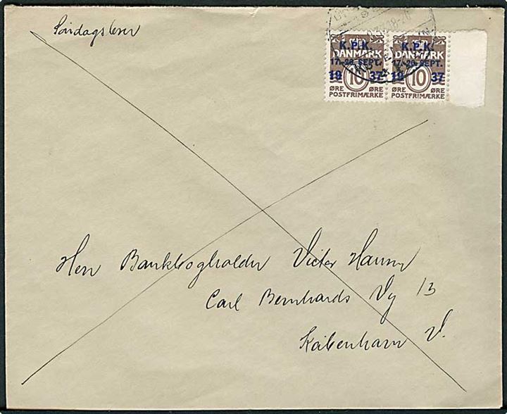 10 øre K.P.K. provisorium i parstykke på søndagsbrev annulleret med udstillingsstempel i København d. 26.9.1937. På bagsiden meddelelse F7 8/36 (A8) fra Vesterbro Postkontor vedr. forsendelse afsendt for sent til udbringning Søndag.