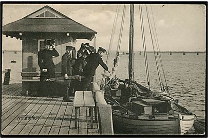 Nykøbing Falster. Fisker leverer fangst ved molen. V. Kristoffersen no. 19409.