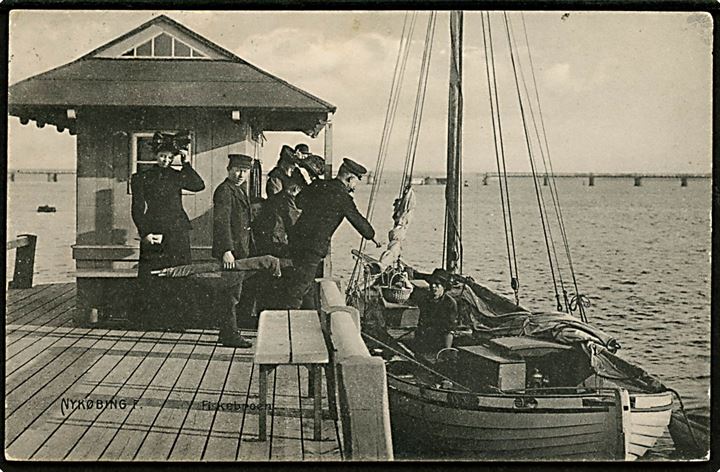 Nykøbing Falster. Fisker leverer fangst ved molen. V. Kristoffersen no. 19409.