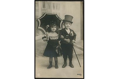 Yngre ægtepar poserer. Man havde ikke de store udfordringer med giftealderen i 1907. Fotokort no. 1010/6.