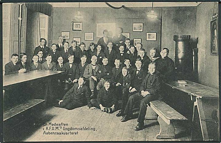 En mødeaften i K.F.U.M's Ungdomsafdeling i Aabenraakvarteret, København. K.F.U.M. no. 35296.