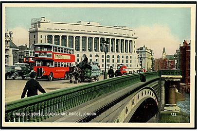 England, London, Unilever House ved Blackfriars Bridge med dobbeltdækker bus. 