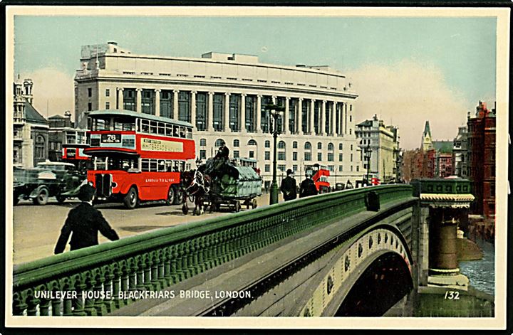 England, London, Unilever House ved Blackfriars Bridge med dobbeltdækker bus. 