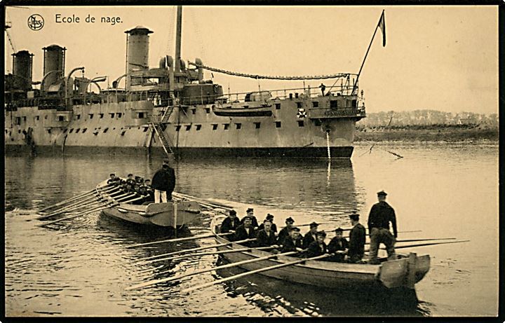 Belgisk orlogsskib og søfartselever i robåde. 