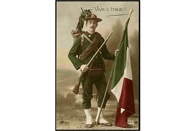 1. verdenskrig. Italiensk soldat med flag. 
