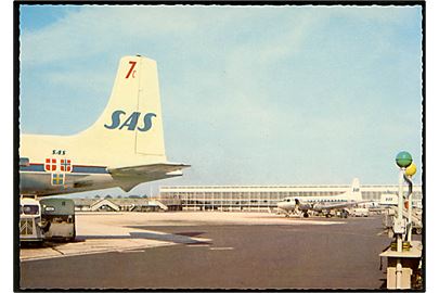 Kastrup Lufthavn med SAS maskiner, i forgrunden Douglas DC7a. Stenders no. 5663.