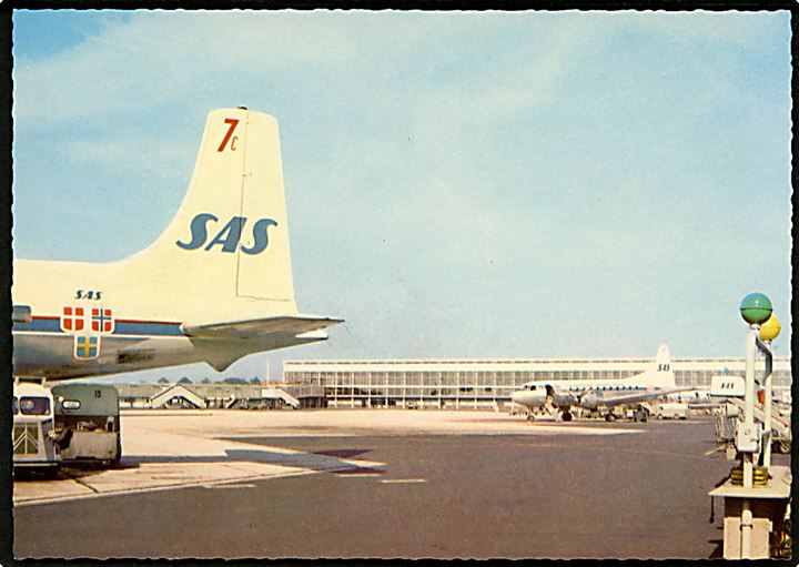 Kastrup Lufthavn med SAS maskiner, i forgrunden Douglas DC7a. Stenders no. 5663.