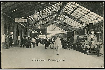Fredericia, jernbanestation med perron og holdende damptog. Stenders no. 13129. Kortet er løst.