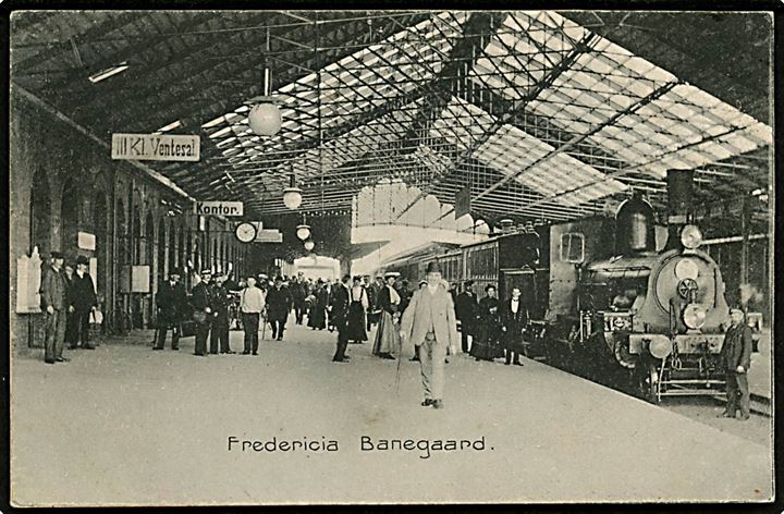 Fredericia, jernbanestation med perron og holdende damptog. Stenders no. 13129. Kortet er løst.
