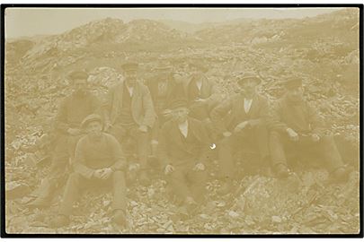 Grønland, gruppe danske arbejdere på fjeldtur. Fotokort u/no. ca. 1910.