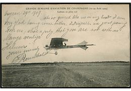 Fransk flyvepioner Latham i sin maskine. Interessant omtale af flyvestævne sendt fra Reims d. 29.8.1909 til København, Danmark.