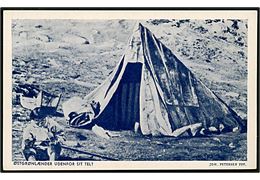 Østgrønlænder udenfor sit telt. Joh. Petersen/Eagle Post Card u/no. 