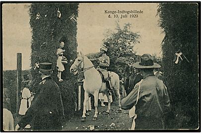 Genforening. Chr. X ved æresporten i Christiansfeld d. 10.7.1920 med spejder i forgrunden. F.M.C. u/no.