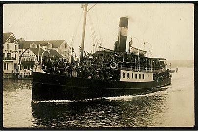 Spejdere fra Det Danske Spejderkorps besøger Sønderborg (23.-24.7.1919) ombord på dampskibet Alexandra i forbindelse med DDS's 2. korpslejr - Hindsgavllejren 16.-26.7.1919. Fotokort anvendt fra Sønderborg d. 26.7.1919 til Tjæreby, Danmark.
