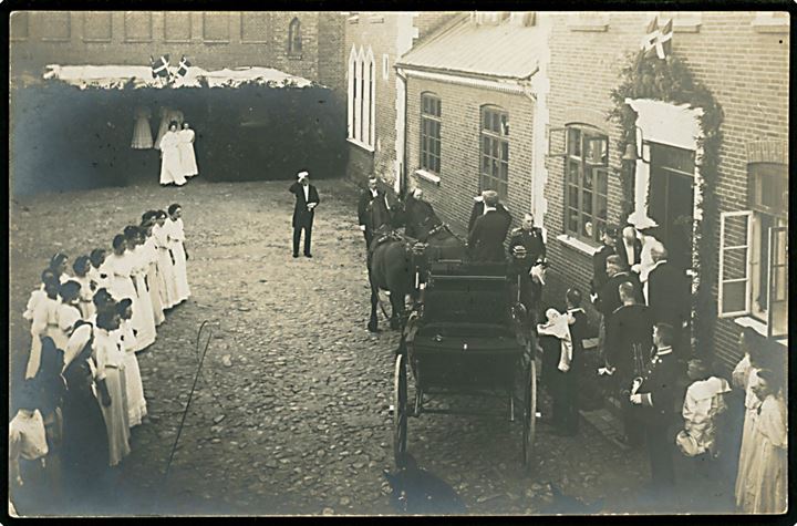 Askov Højskole, kongeparret ankommer under kongerejsen 1908. Fotokort u/no.