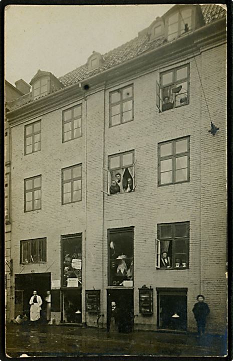 Gothersgade 89, facade med forretning. Fotokort u/no. Kvalitet 7