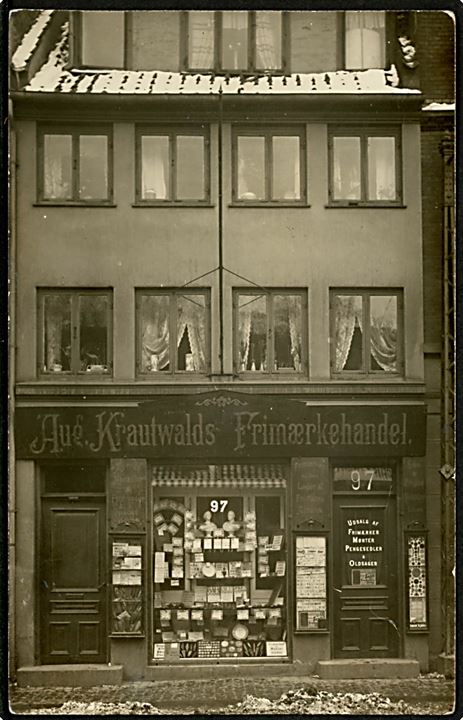 Gothersgade 97 August Krauttwalds Frimærkehandel. Facade med udstillede frimærker. Fotokort sendt af ejer. Kvalitet 8