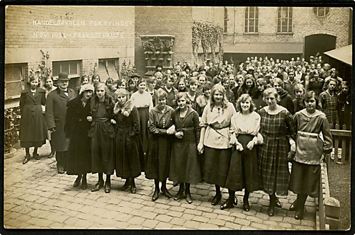Ahlefeldtsgade 2, Handelsskolen for Kvinder, frokostpause med elever nov. 1926. Fotokort u/no. Kvalitet 7