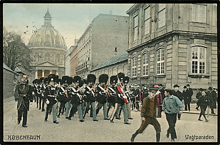 Amalienborg Slotsplads med vagtparade set mod Marmorkirken. Fotograf Orla Bock. A. Vincent no. 166.  Kvalitet 8