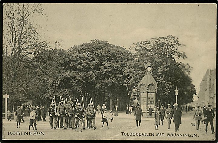 Toldbodvej ved Grønningen med Aviskiosk og soldater. Fotograf Orla Bock. A. Vincent no. 571. Kvalitet 8