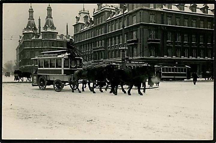 Sølvtorvet i sne med hestetrukket omnibus linie 12 og i baggrunden sporvogn. Fotokort u/no. Kvalitet 9