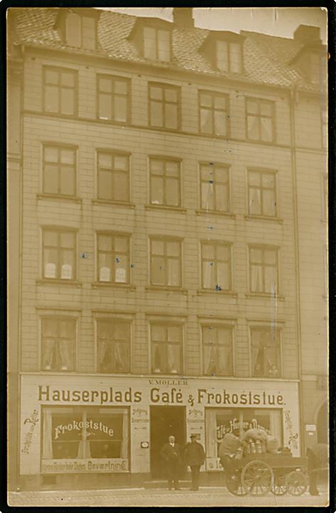 Hauserplads 30 med Hauserplads Café & Frokoststue ved V. Møller. Fotokort u/no. Kvalitet 7