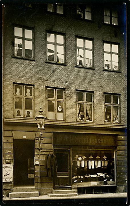 Skindergade 40 med A. F. Schünemann’s herretøj. Fotokort u/no. Kvalitet 8