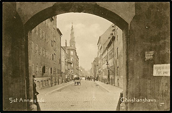 Sankt Annæ Gade og Vor Frelsers Kirke set gennem porten til Eigtveds Pakhus. D.L.C. no. 1099. Kvalitet 8