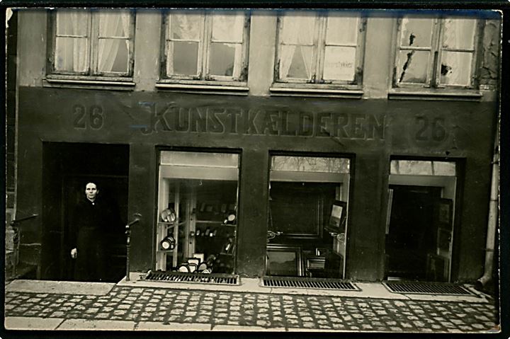 Erhverv. “Kunstkælderen” forretning i no. 26. Fotokort u/no. anvendt i København 1917. Kvalitet 7