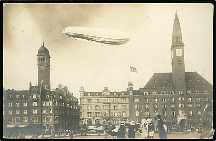 Zeppelin luftskibet “Hansa” over Raadhuspladsen. Fotokort solgt ½ time efter overflyvning. Hj. skade.  Kvalitet 6