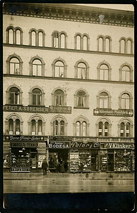 Vesterbrogade 70 med bl.a. Kiöbenhavns Pianofabrik. Fotokort u/no. Kvalitet 7