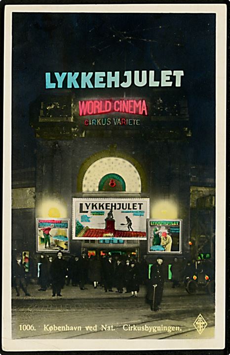 Jernbanegade 8, Cirkusbygningen ved nat med reklame for Fyrtårnet og Bivogn film “Lykkehjulet”. No. 1006 Kvalitet 7