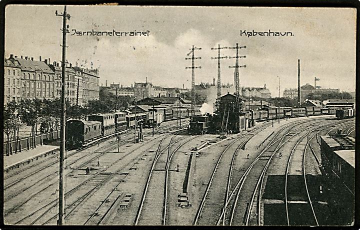 Jernbaneterrainet set fra gangbroen ved Vester Søgade og Gyldenløvesgade. N. K. no. 720. Kvalitet 7