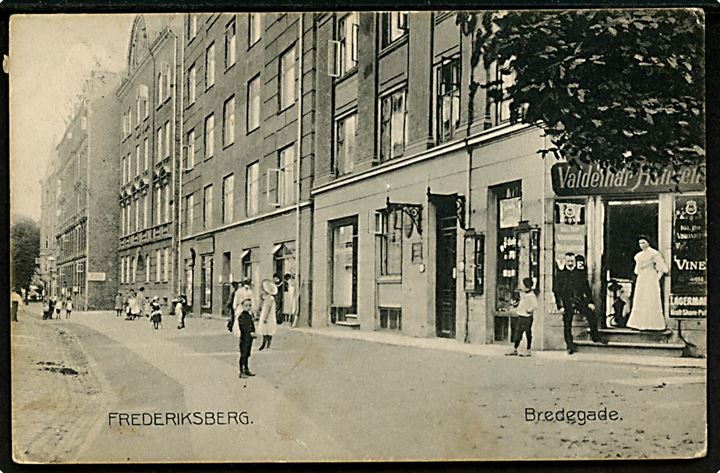 Frederiksberg Bredegade 9 med Valdemar Hansen’s kolonialhandel. H. Chr. P. no. 6993. Kvalitet 7