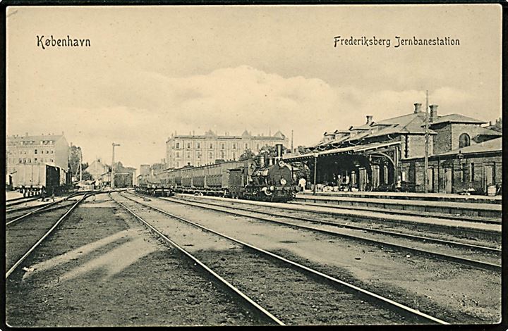 Frederiksberg jernbanestation med holdende damptog. P. Alstrup no. 9151. Kvalitet 8