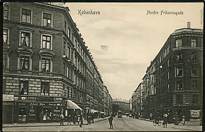 Nordre Frihavnsgade 45 hj. Randersgade med Albert Boye’s kolonialhandel. P. Alstrup no. 9437. Kvalitet 8