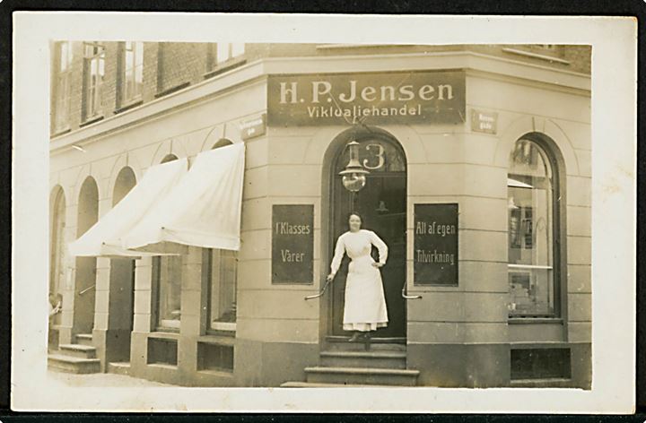 Rosengade 3 hj. Kronprinsessegade H. P. Jensen’s Viktualiehandel. Fotokort u/no. Kvalitet 8