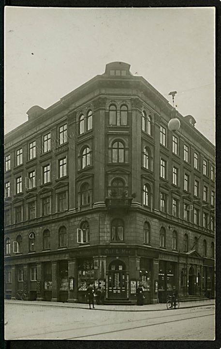 Store Kongensgade 85 hj,. Hindegade med Olaf E. Moe’s Bog- og Papirhandel. Fotokort u/no. Kvalitet 8