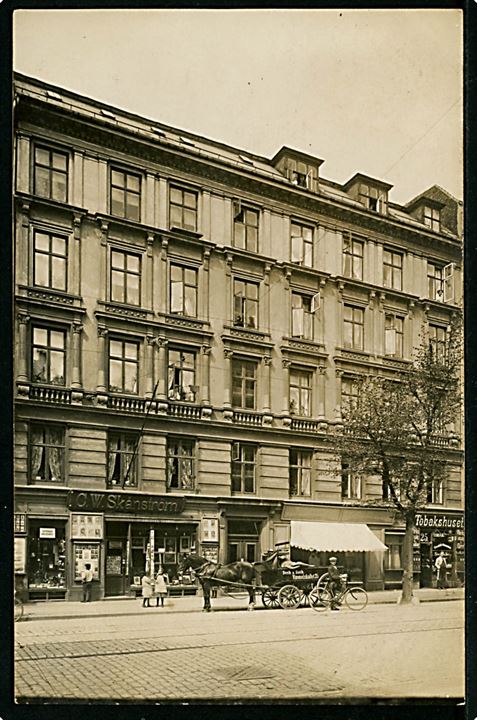 Fælledvej 25 C. W. Skånstrøm’s papirhandel og vogn fra Bech & Buch, Vimmelskaftet 35. Fotokort u/no. Kvalitet 8