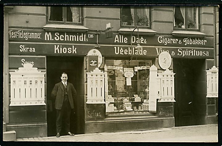 Møllegade 1 med S. P. Isaksen’s cigarhandel med automater og salg af POSTKORT. Fotokort u/no. Kvalitet 8