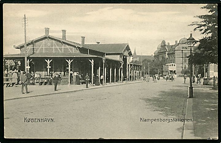 Klampenborgstation med sporvogn i baggrunden. Stenders no. 4544. Kvalitet 9