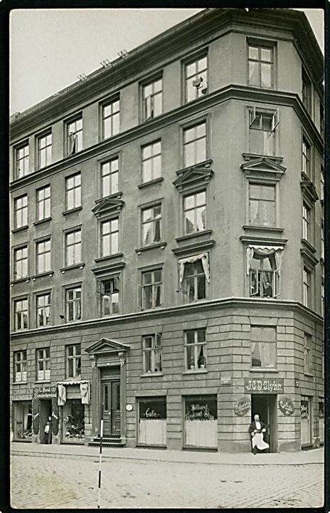Rantzausgade 2 hj. Gartnergade med J.C.D. Clyhn’s café og frokoststue. Fotokort u/no. Kvalitet 8