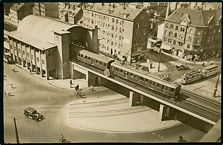 Nørrebro station med S-tog og sporvogn. Jonals Co. no. 11.  Kvalitet 8